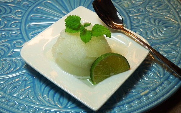 Sorbete de limón sorbete de limon en un plato y una cuchara