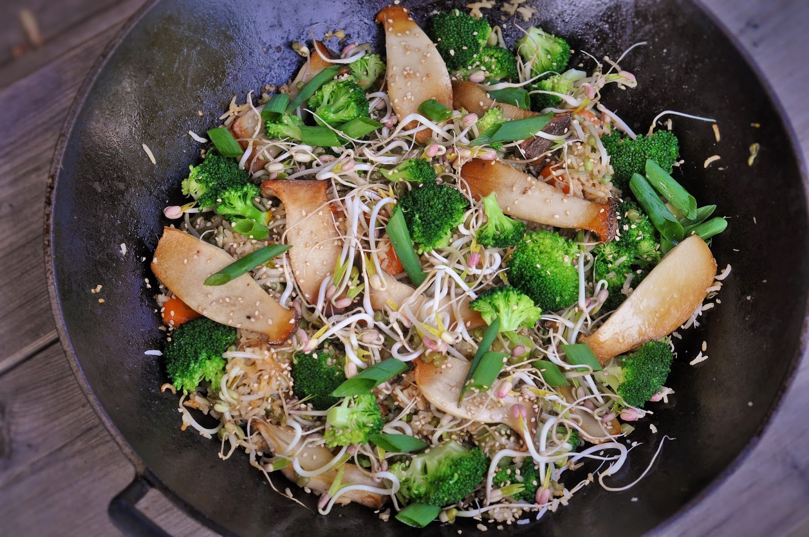 Gebratener Reis mit Brokkoli, Sprossen und Pilzen (vegan) - Kubiena ...