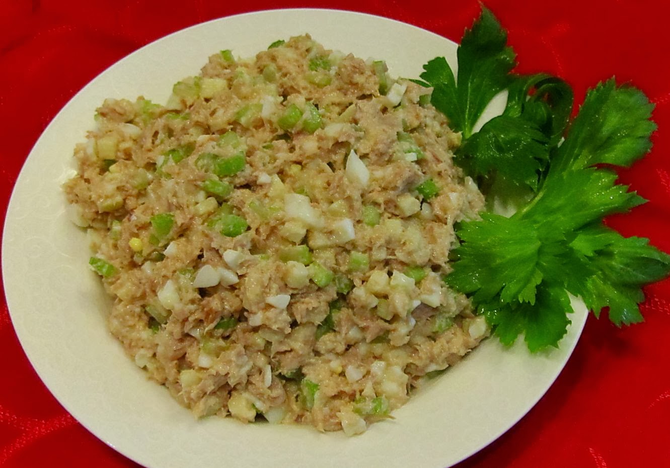 салат из тунца и сельдерея рецепт. туна фиш салат. тунец с сельдереем. салат из тунца с яйцом. салат с тунцом и капустой.