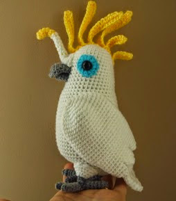 http://amigurumilacion.blogspot.com.es/2015/02/cacatua-amigurumi-patron-libre.html