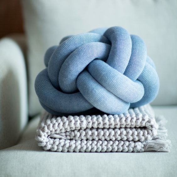 knot pillows desing