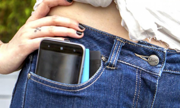 3 Bahaya Menyimpan Ponsel Dalam Saku Celana