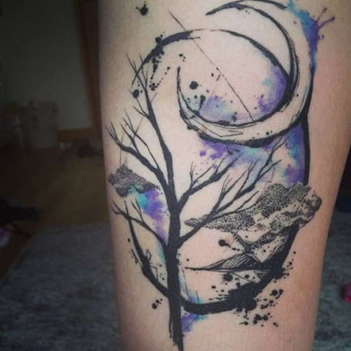 Uma árvore estéril, cria o primeiro plano, enquanto uma lua crescente cria o fundo deste resumo tatuagem que utiliza manchas de azul, e púrpura, e aquarelas.