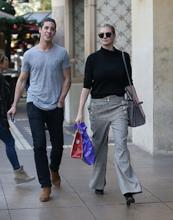 In short! Always awesome for the fashion judge as Kate Upton, 23, decided to go shopping with a male friend at Los Angeles, CA, USA on Sunday, December 20, 2015.