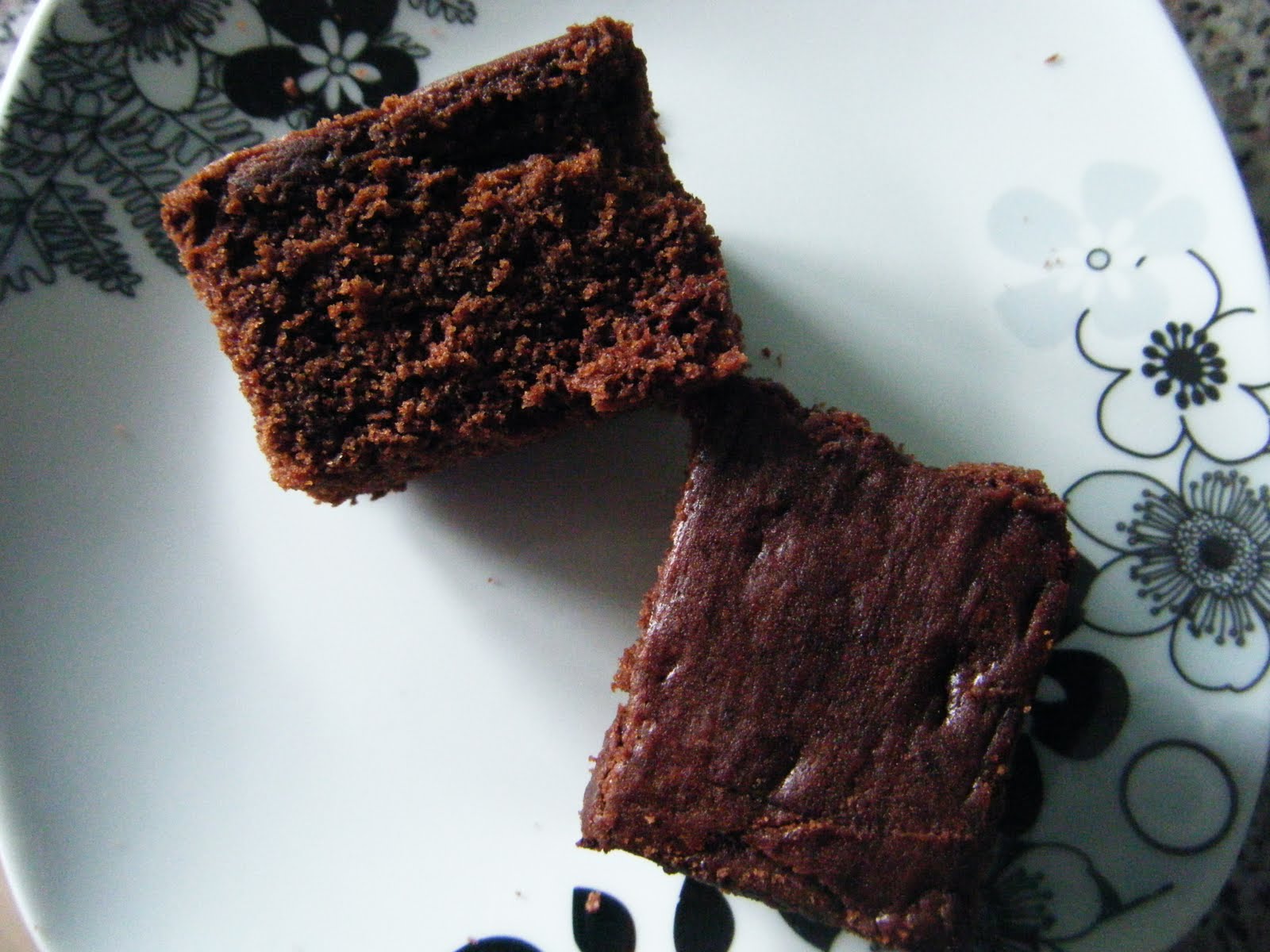 Ειναι μιαμ η μπλιαξ; Brownies Vs Chocolate Cake