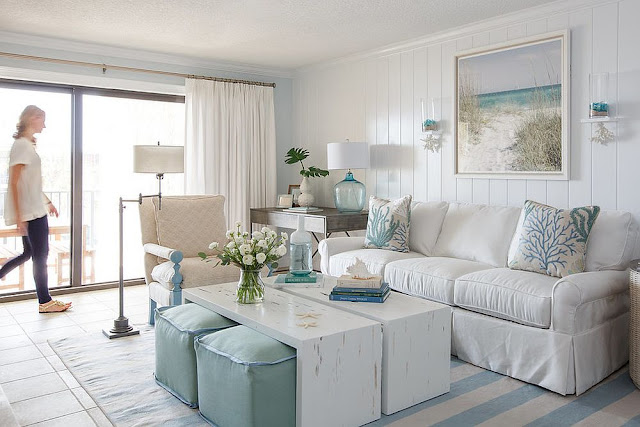 Weiß-und-hell-blau-Wohnzimmer-perfekt-verkörpert-den Charme-von-luftigen-Strand-Stil