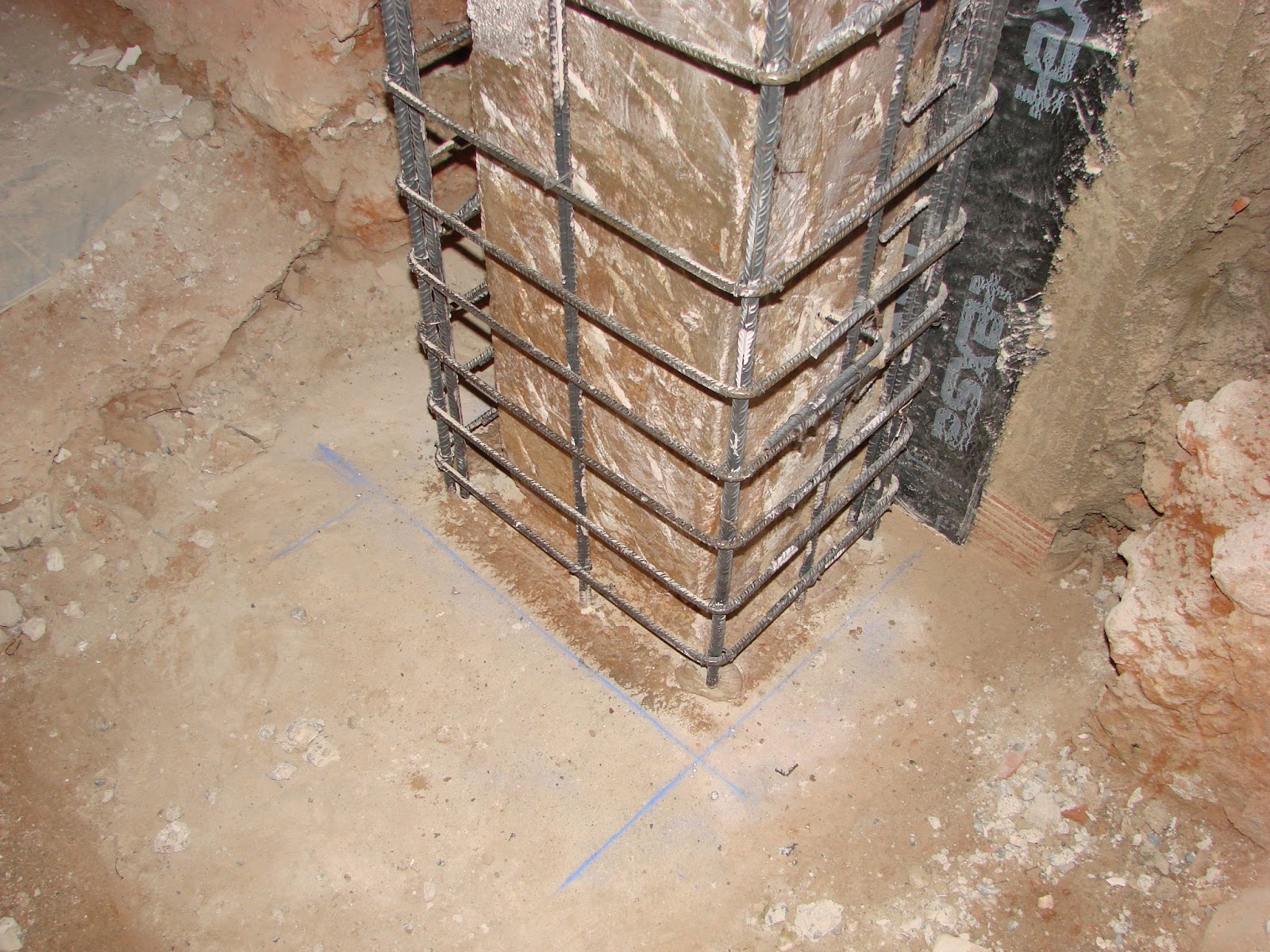 PATOLOGIA EN LA EDIFICACION: REFUERZO DE PILARES DE HORMIGON ARMADO (II)