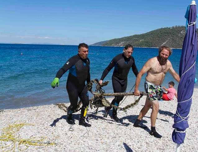 korinthia-anelkysan-235-kila-anthrwpinhs-rypanshs-apo-ton-bytho-ths-paralias-almyrhs-fwto5 korinthia-anelkysan-235-kila-anthrwpinhs-rypanshs-apo-ton-bytho-ths-paralias-almyrhs-fwto5