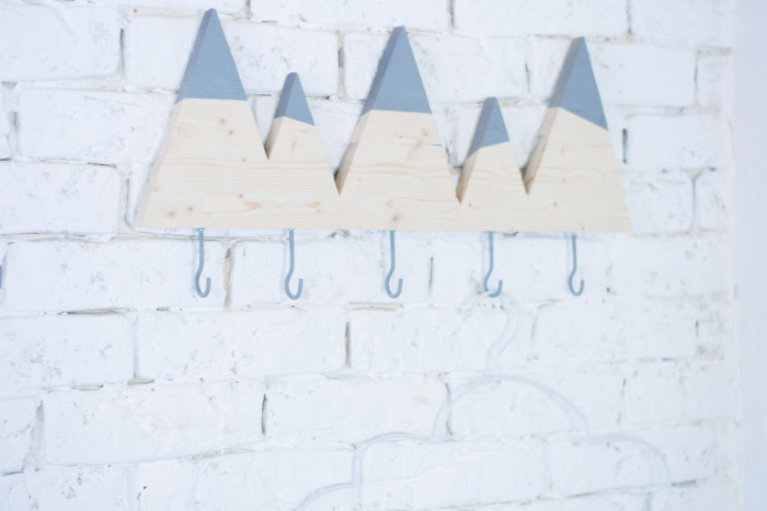 Perchero madera montañas