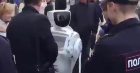 Robô russo que fugiu de laboratório é 'detido' em comício político