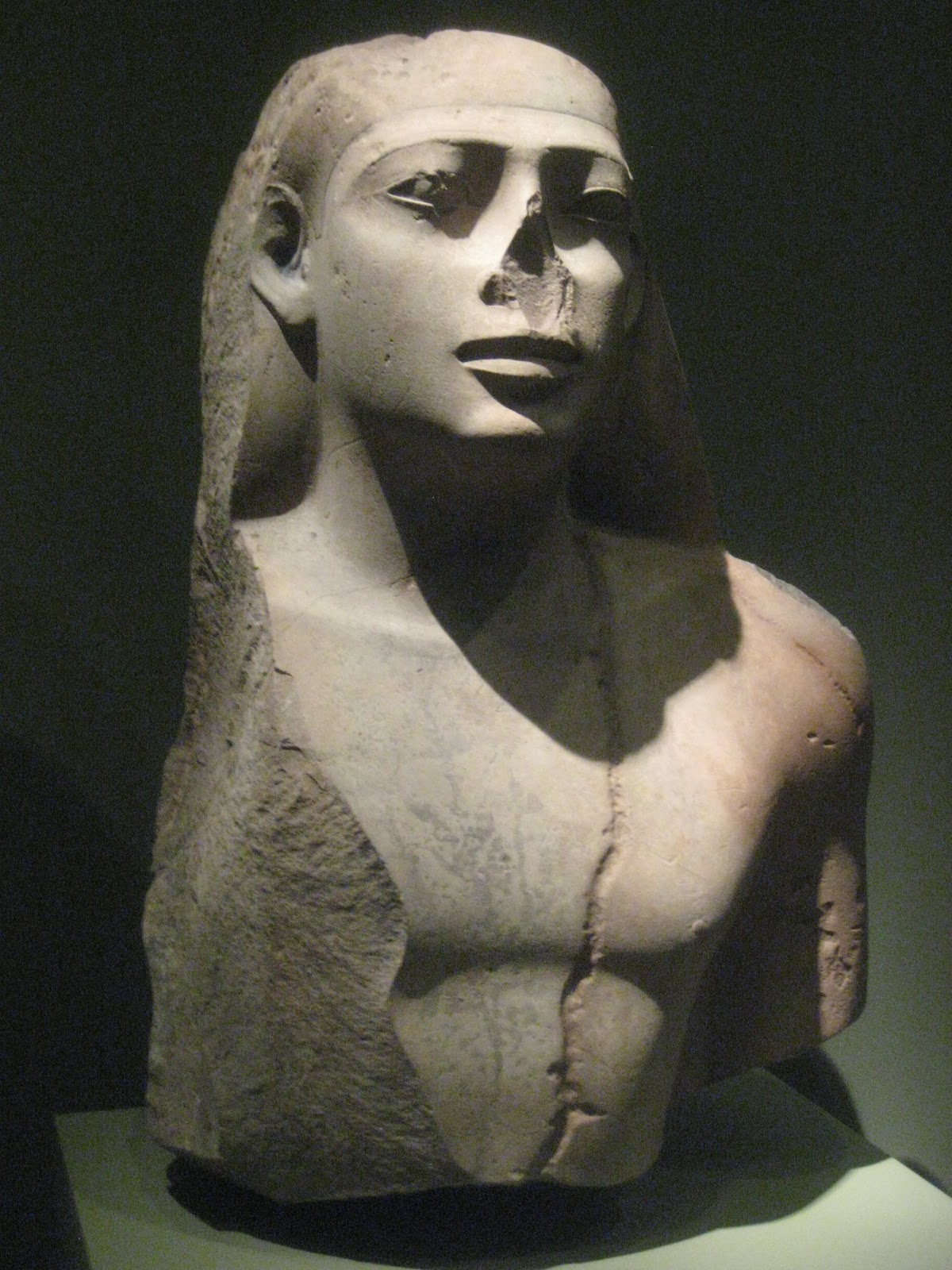 Нос в древности. Врубель египтянка скульптура. Нос скульптура. Египетский нос. Египетская статуя с отбитым носом.