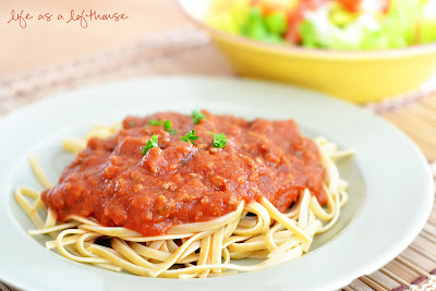 Easy and delicious homemade spaghetti sauce. Life-in-the-Lofthouse.com