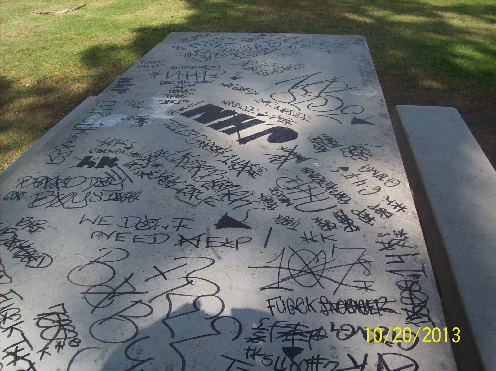 blood gangs graffiti neighborhood piru ( 145 street , compton )