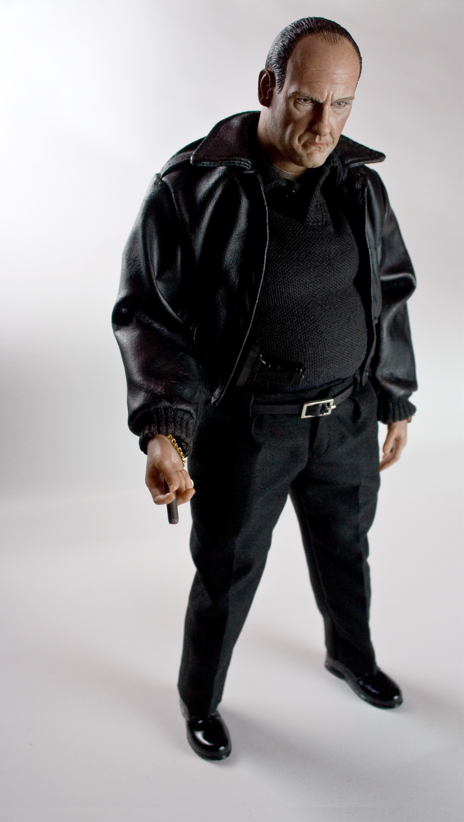 Тони сопрано в поло. Тони сопрано с сигарой. Тони сопрано в костюме. Тони сопрано стиль. Тони сопрано в полный рост.