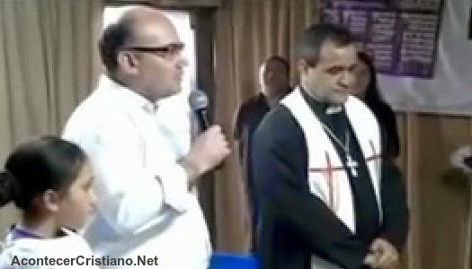 Sacerdote católico es bautizado 