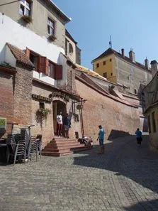 Sibiu - Pasajul Scărilor, lângăTurnul scărilor, în față la Butoiul de Aur