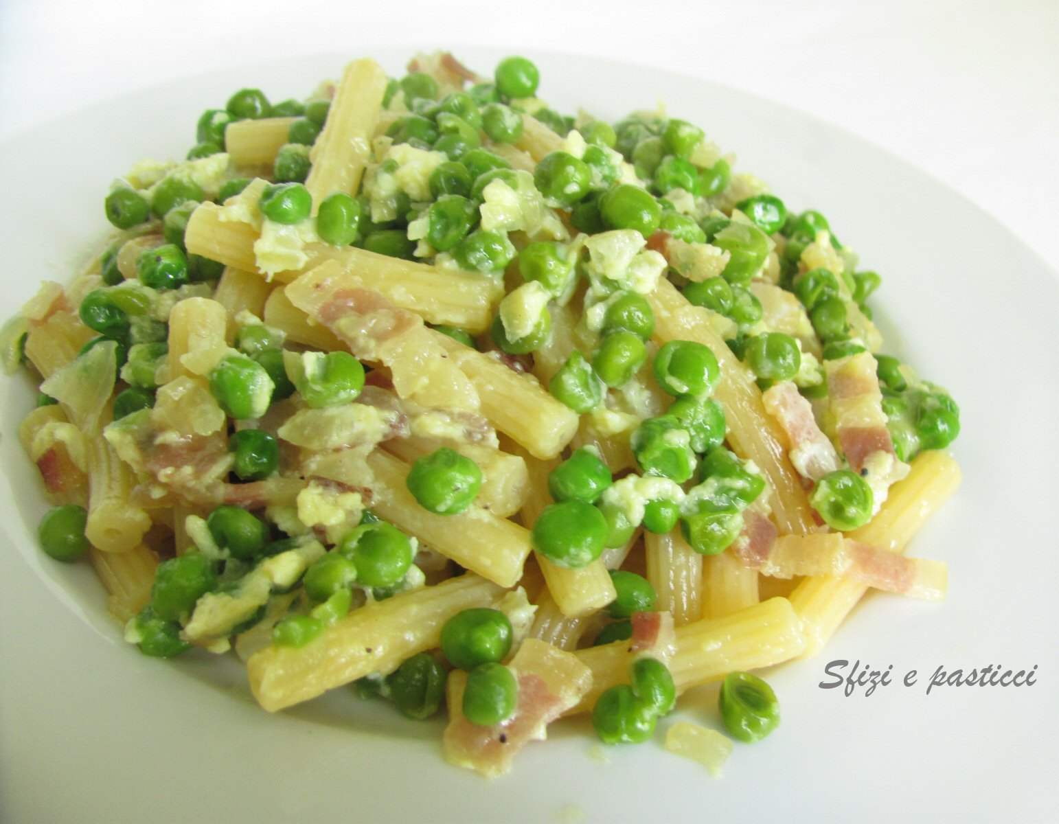 Sfizi e pasticci Pasta con piselli, pancetta e uova