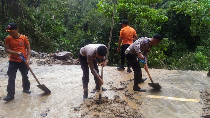 Salut! Kasat Lantas Polres Kerinci Langsung Turun Tangan Bantu Bersihkan Material Longsor