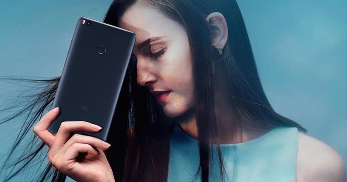 She has just me phone. She has just me phone. Девушка держит телефон. Have just. Молодежь со смартфонами.