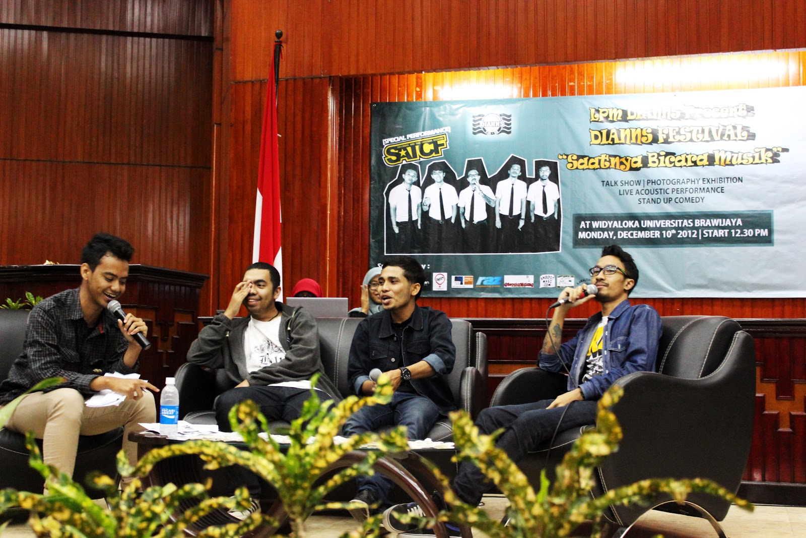 спикер на конференции. Apple special music event 2008. Prestidigitation. деловые мероприятия. оратор на конференции.