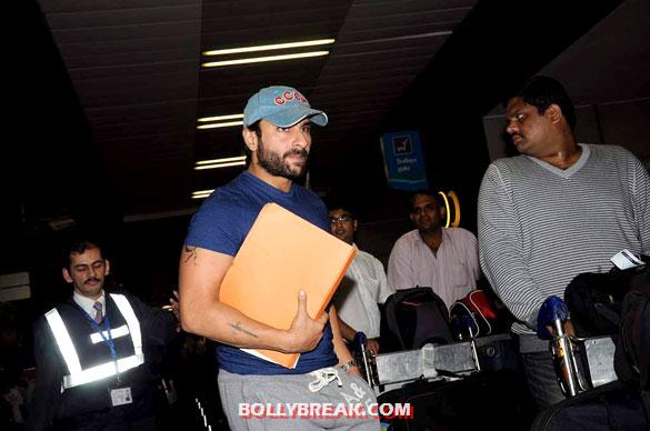 Saif Ali Khan - (4) - Saif Ali Khan & Kareena snapped at the airport - August 2012
