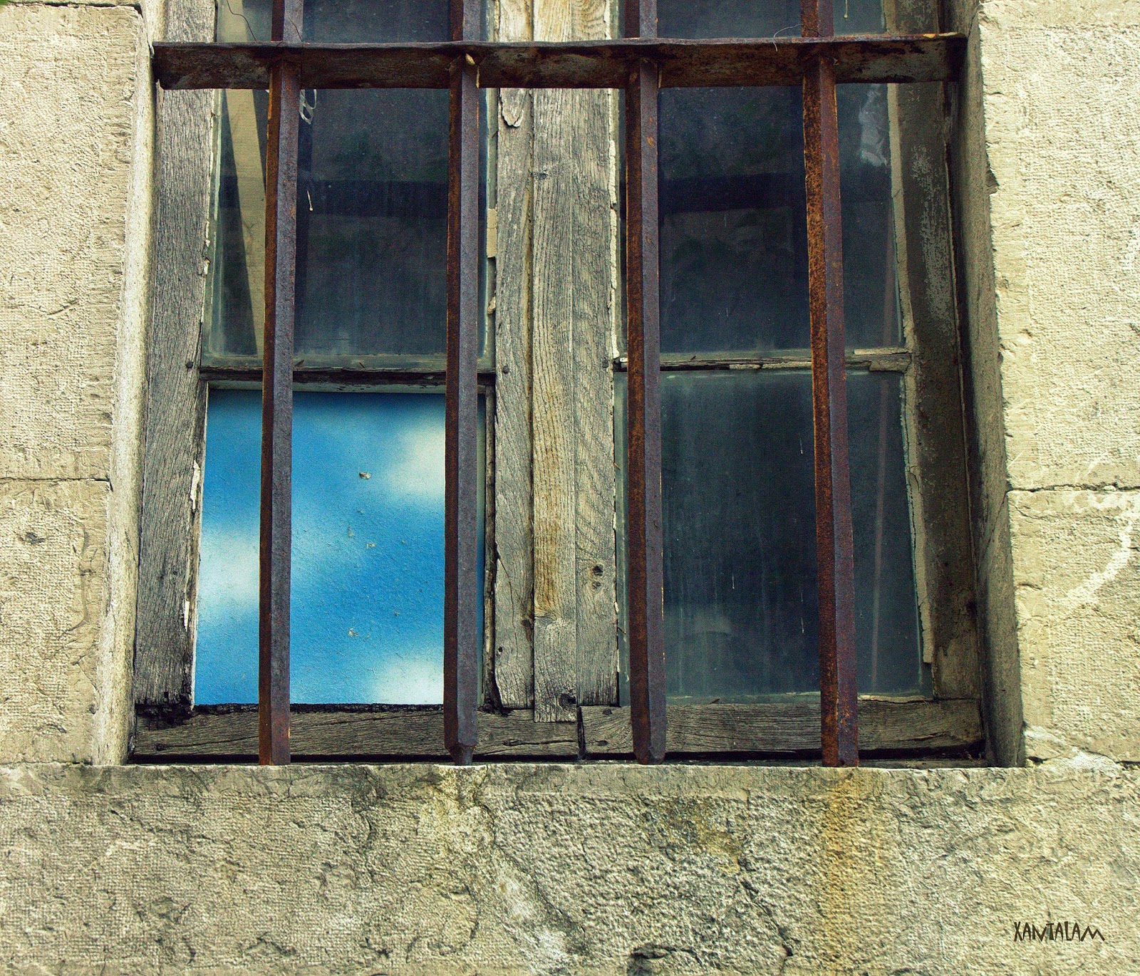 Enfilant finestres Too small to fall