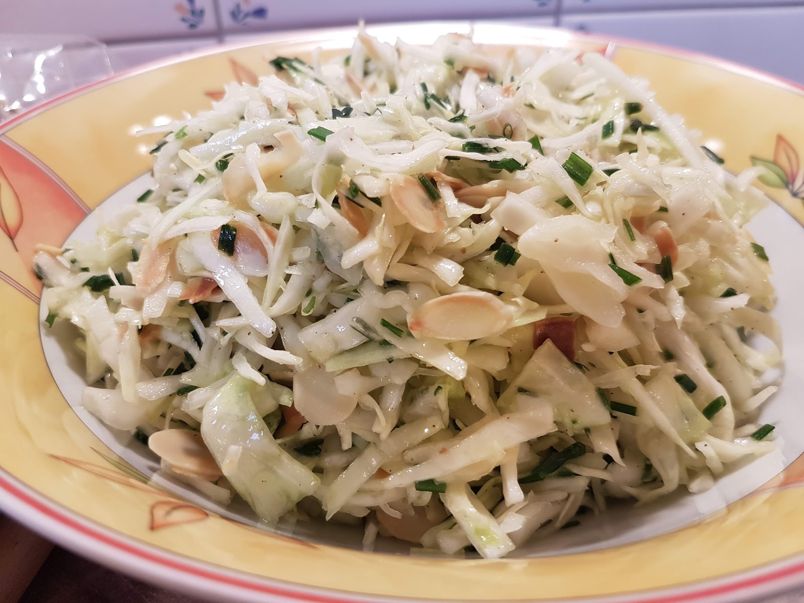 Aus dem Lameng: Spitzkohlsalat mit Schnittlauch und Mandelblättchen
