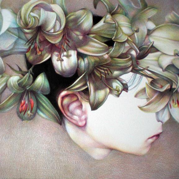 marco mazzoni rostos de mulheres sem expressão adornados natureza flores borboletas pássaros