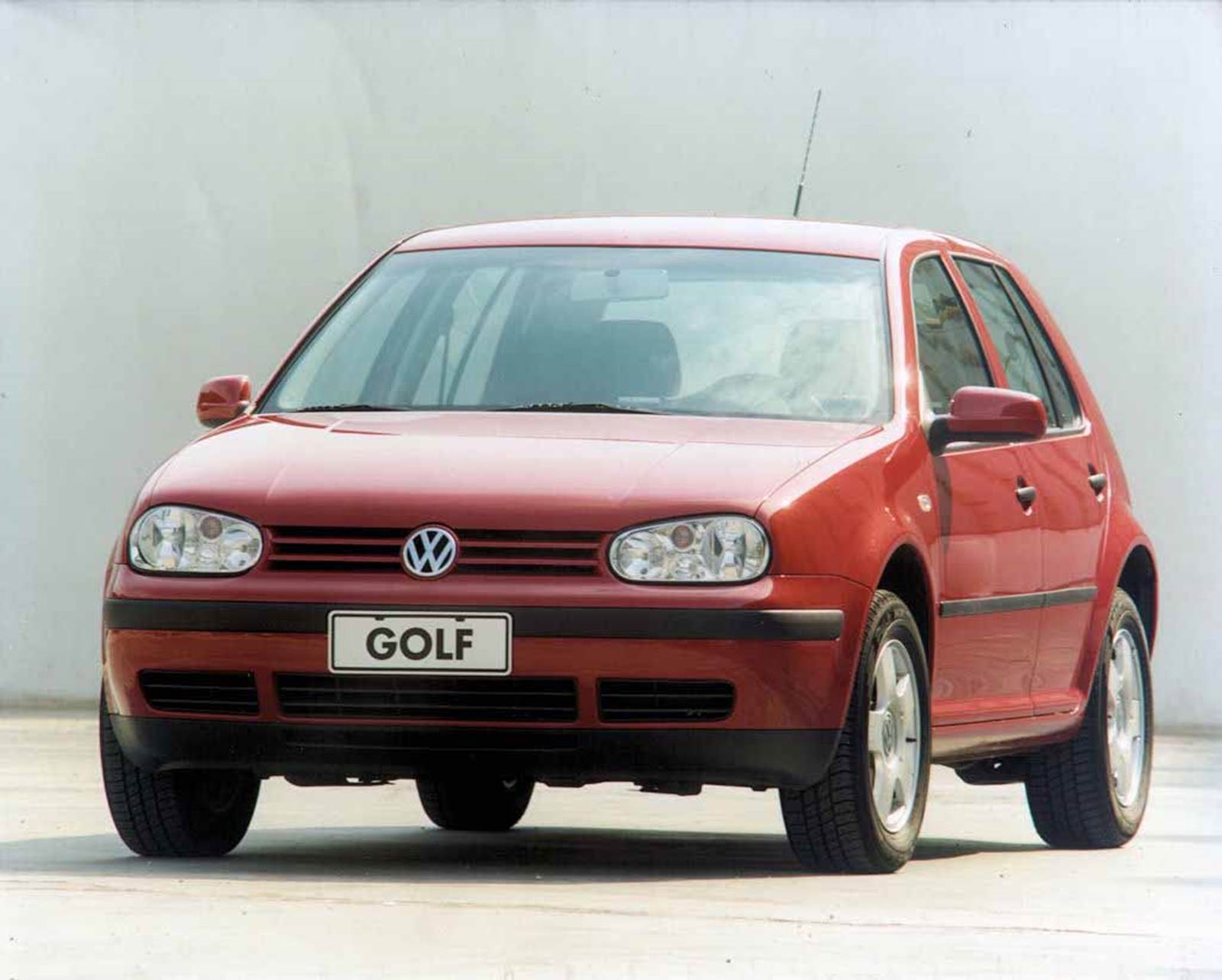 Volkswagen Golf 2001 1.6 EA111 fotos e ficha técnica