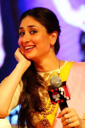 Kareena Kapoor smiling1 - Kareena Kapoor smiling Pics