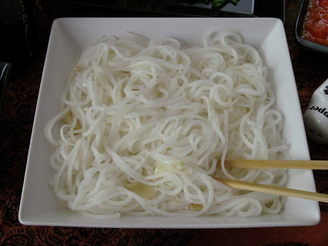 Салат из дайкона с чесночной заправкой