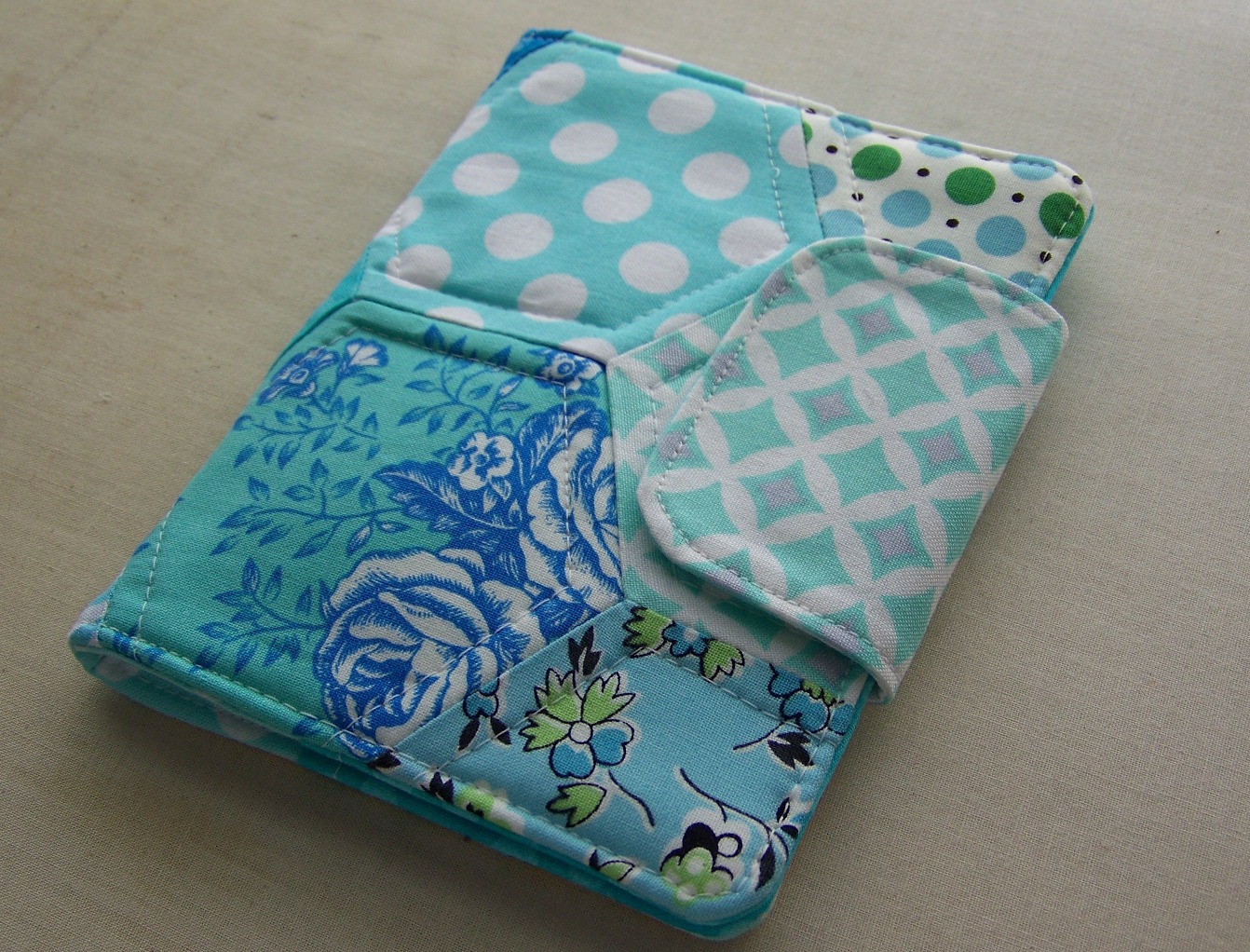 Sew Lux Fabric : Blog: Hexagon Needle Book