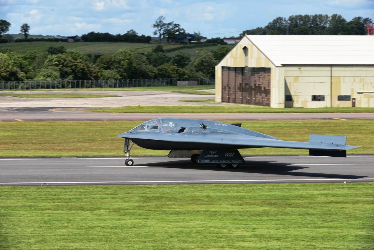 B-2 chega ao Reino Unido para exercícios em junho de 2014. B-2 chega ao Reino Unido para exercícios em junho de 2014.