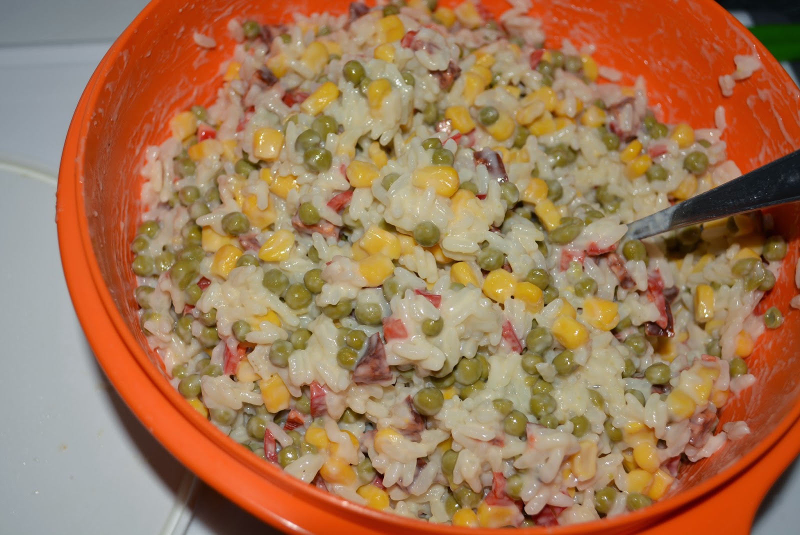 Eine prima Grillbeilage: Reissalat mit Erbsen und Mais