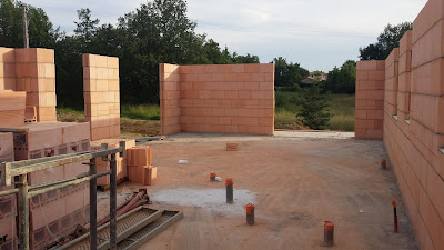 Elévation des murs avec des briques compatibles RT 2012, posées au mortier et pas avec de la colle