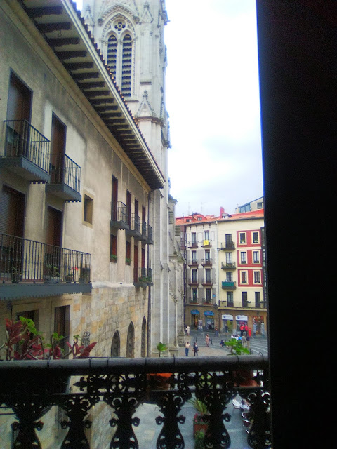 La Plaza de Santiago desde el balcón de la Pensión Roquefer en Bilbao