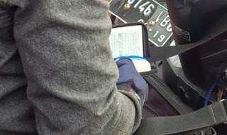 Subhanallah, Pengendara Motor Baca Al Quran di Sela Waktu Menunggu Lampu Merah Subhanallah, Pengendara Motor Baca Al Quran di Sela Waktu Menunggu Lampu Merah