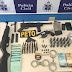 Mulher é presa com fuzil, drogas e outras armas e companheiro liga de presídio para negociar soltura dela com polícia