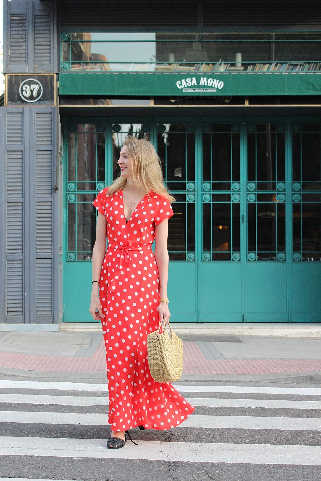 vestido rojo lunares bolso rafia zara street style look