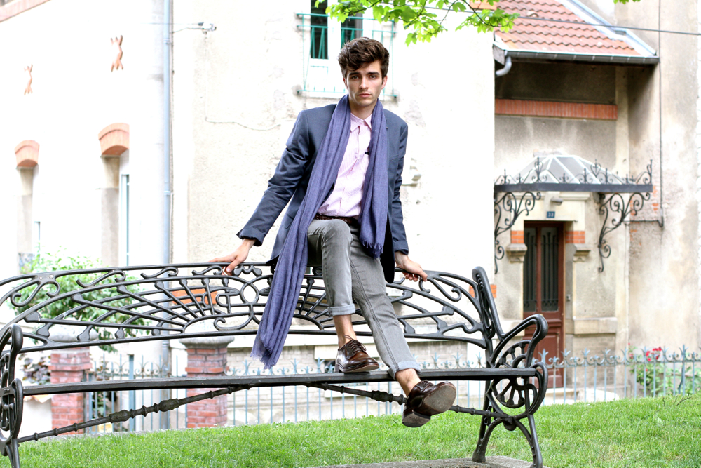 BLOG-MODE-HOMME_Preppy-Dandy_anticonformiste-seeconcept_solaire-écharpe-cachemire-chemise-rose_loreak-mendian_heapmonday_frye-company-cordovan2