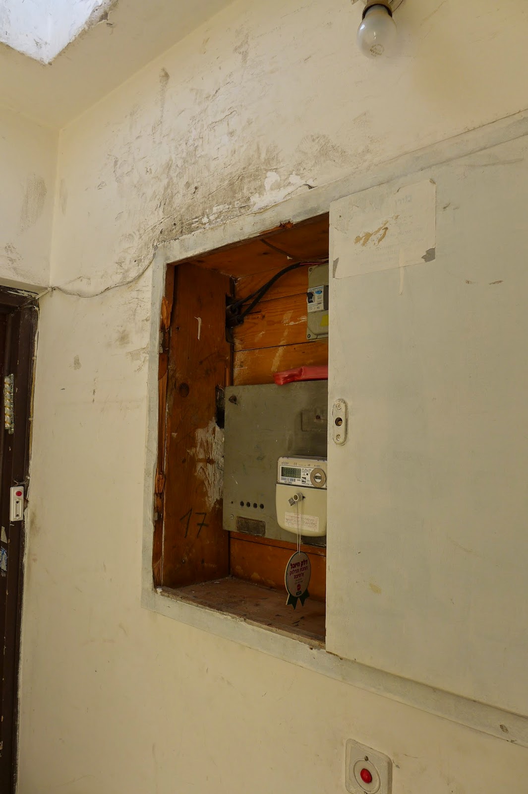 בלשי משטרת מרחב דן שברו דלת ארון חשמל במהלך טיפוס לגג הבנין