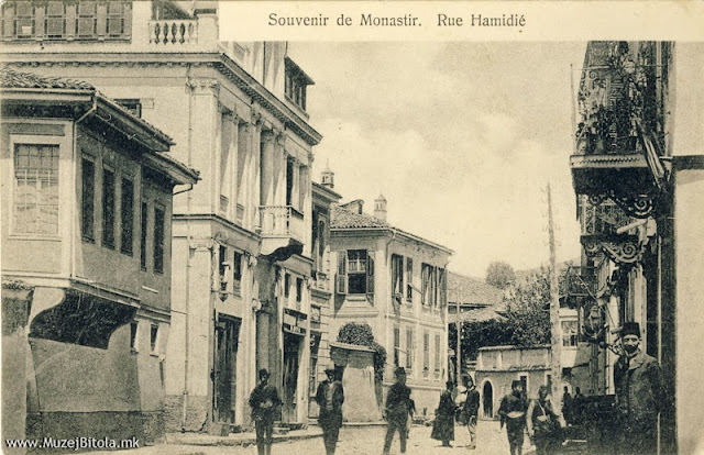 Широк Сокак 1907 година гледано кон север. Разгледница од серијата, со наслов “Souvenir de Monastir”, во црно-бела техника, издадена околу 1907 година од браќата Пили.