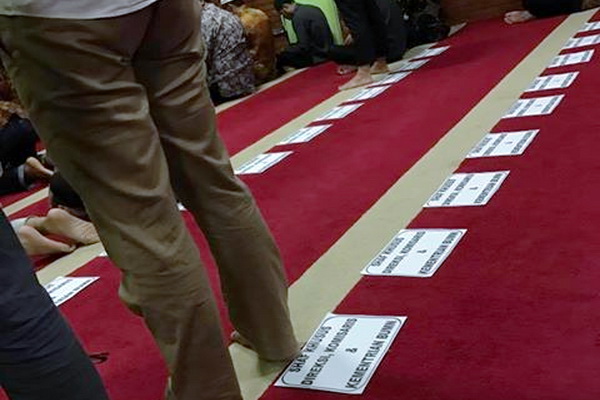 Aneh Tapi Nyata! Hanya Ada Di Indonesia, Shalat Berjamaah Kementrian BUMN Shaf Diatur Menurut Jabatan