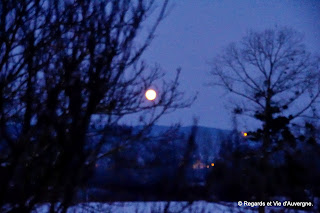 village la nuit, sous la lune