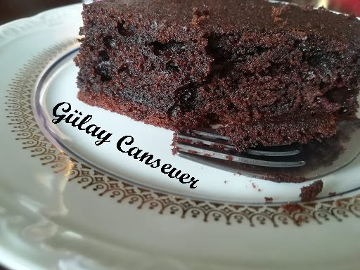 Gülay Cansever BROWNİ KIVAMINDA VİŞNELİ KEK