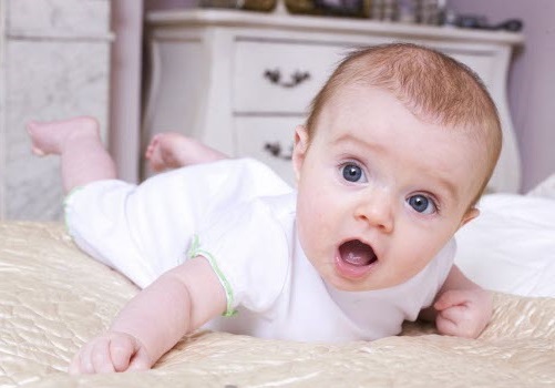 Perkembangan Bayi Usia 4 Bulan