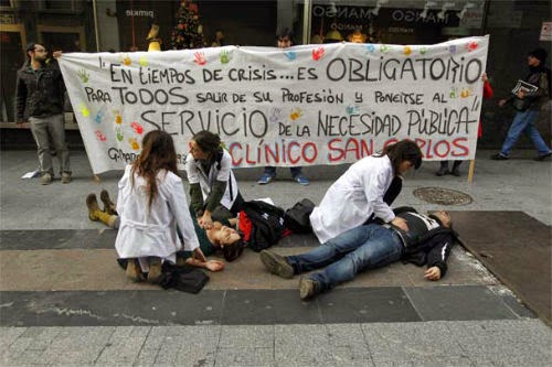 Imagen de una protesta sanitaria con bata en la Comunidad de Madrid. / Efe