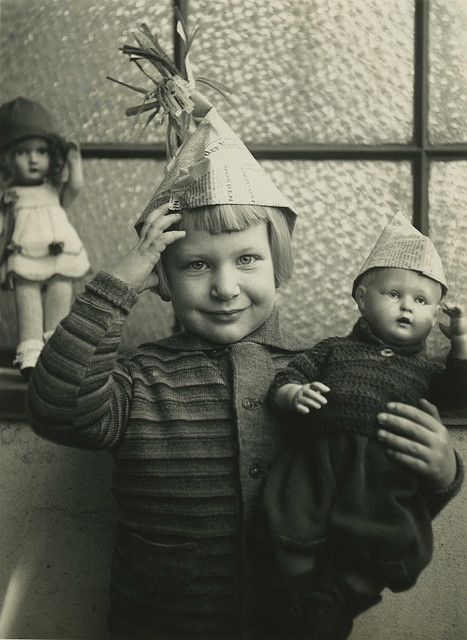 13 Vintage Photos of Little Girls Pose With Their Look-A-Like Dolls ...