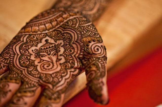 Tradicional tatuaje de henna de la India