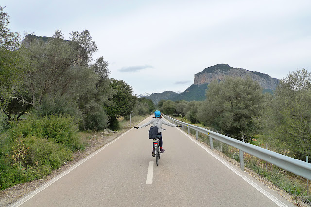 Anita Bonilla en bicicleta por Mallorca disfrutando de la vida